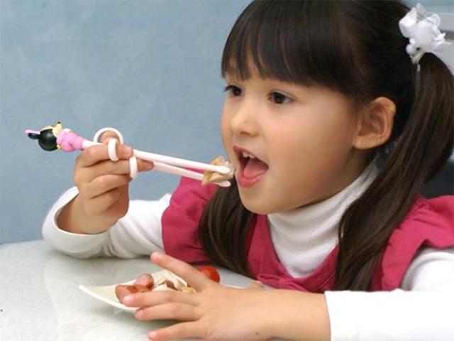 原创宝宝这么小就会用筷子,眼神像极了"熊二",网友:小动作太萌了