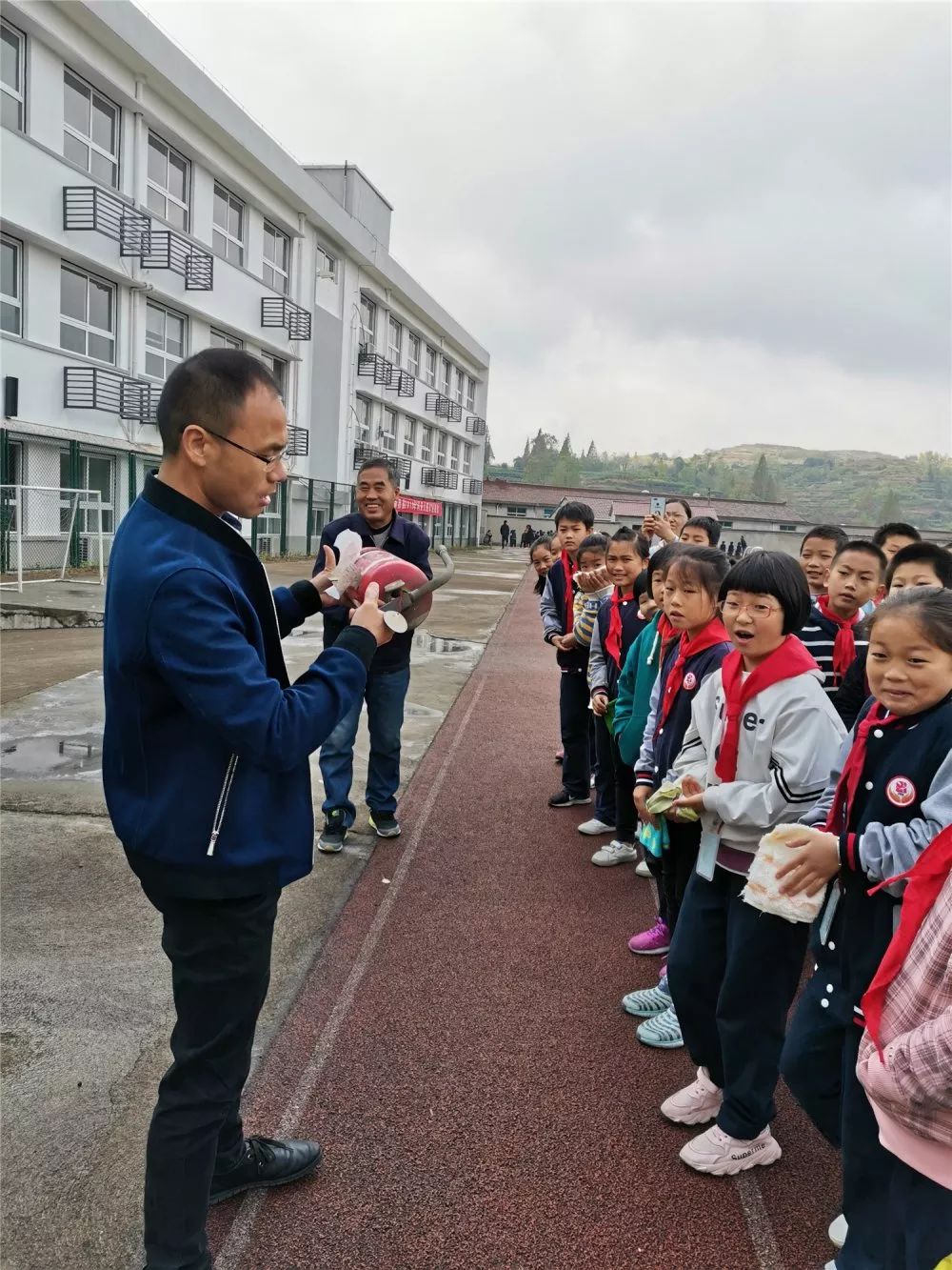 火场逃生练技能灭火演练涨知识儒岙镇中心小学开展119消防宣传教育日