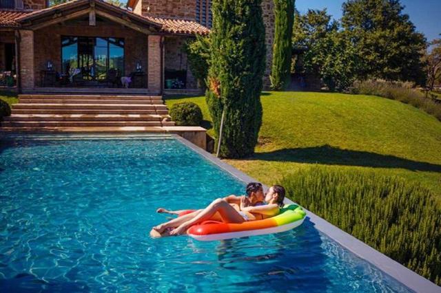 在节目中,贾乃亮也为小甜馨洗澡,但是与吴尊不同的是,他是和甜馨 共