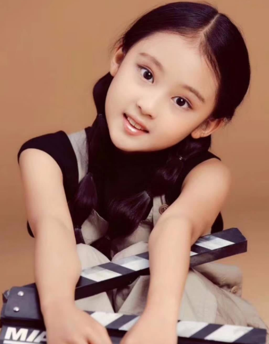 王源"妹妹"长大了,一张近照曝光后,好像"小版宋祖儿"啊!