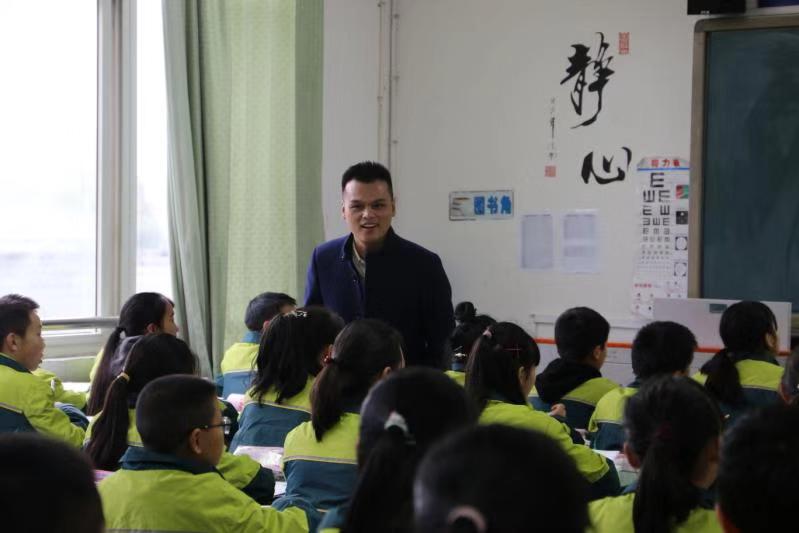 课堂上,韦老师利用最近大家比较关心的淘宝双11活动,让学生们动脑筋