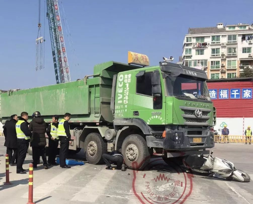 渣土車與電動車相撞的事故在福州金祥路與金洲南路的十字路口1月27日