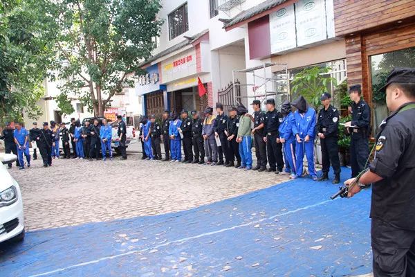 镇沅警方武装押解10名黑恶势力犯罪嫌疑人公开辨认作案现场