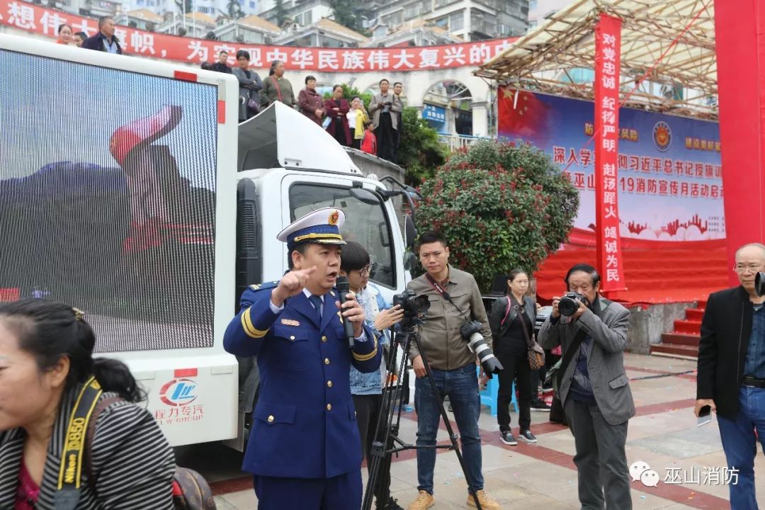 大队长张林凡现场为市民们讲解了家庭火灾中"小火快