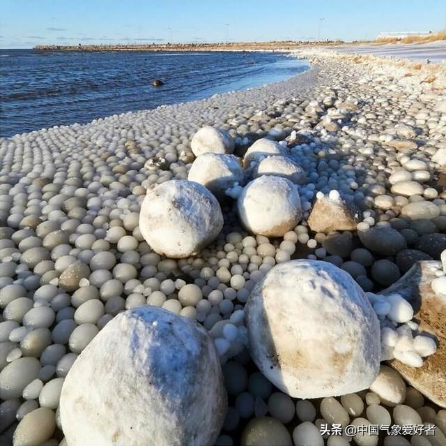 神秘"冰蛋"登上芬兰海滩,足有上万颗!专家:完全不用怕