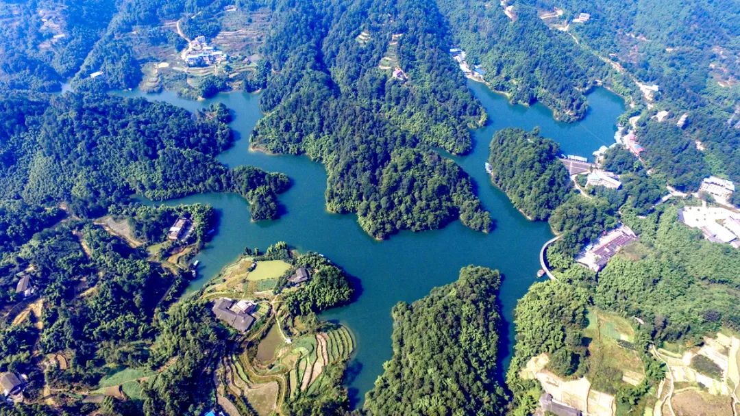 雲霧森林公園擁有豐富的森林資源,坐擁三江水庫,青龍湖和天堂湖,風景