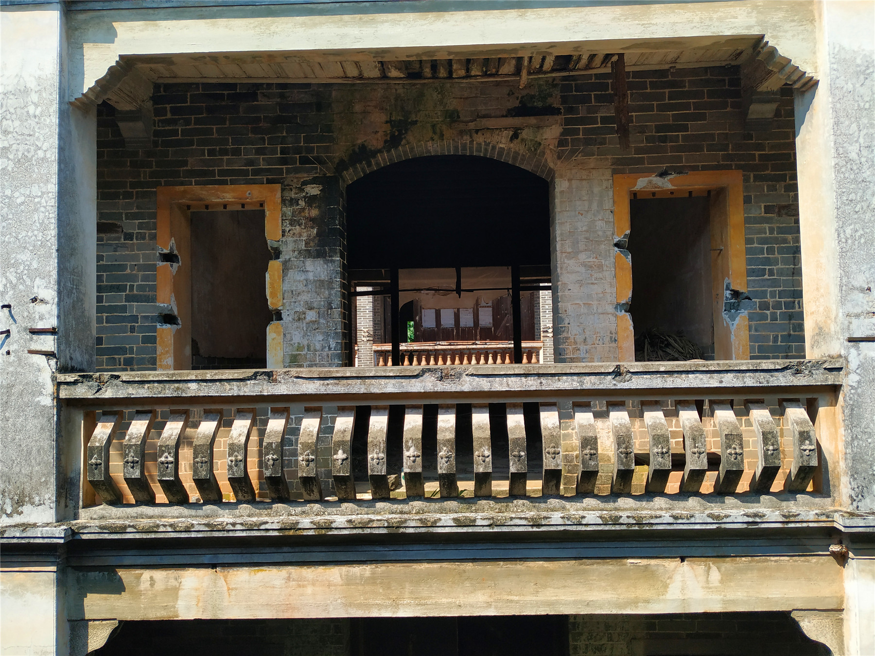 探访:广东罗定一幢青砖民国大宅,淹没丛草中