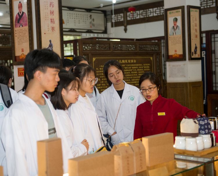 成都中医药大学临床医学院首届中医儿科班新生参观肖小儿国医馆