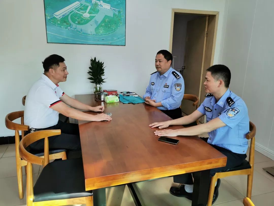 在派出所,镇党委书记洪世杰听取了洪晓峰所长,陈宝福教导员关于近期 "