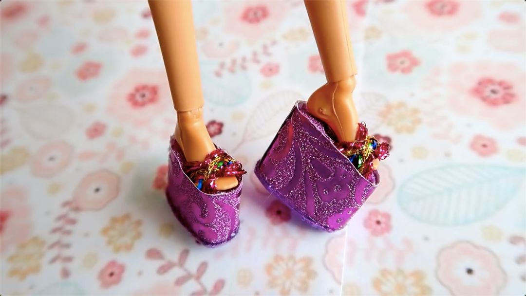 【鞋靴】教你用简单的材料给芭比娃娃做5款鞋子,简单好看又时尚