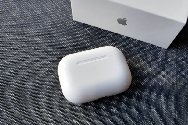 AirPods Pro没有自带充电器，用户该如何充电，如何选择充电器呢_