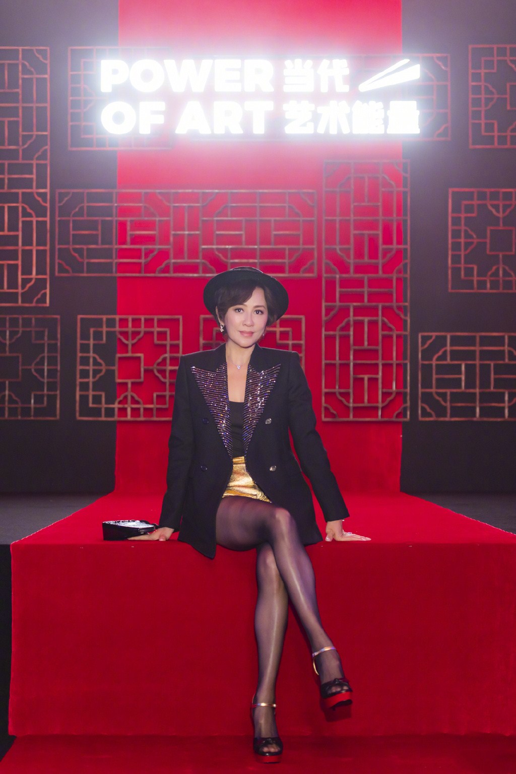 54岁刘嘉玲太苗条穿紧身装像小一号大长腿配丝袜身材直逼超模