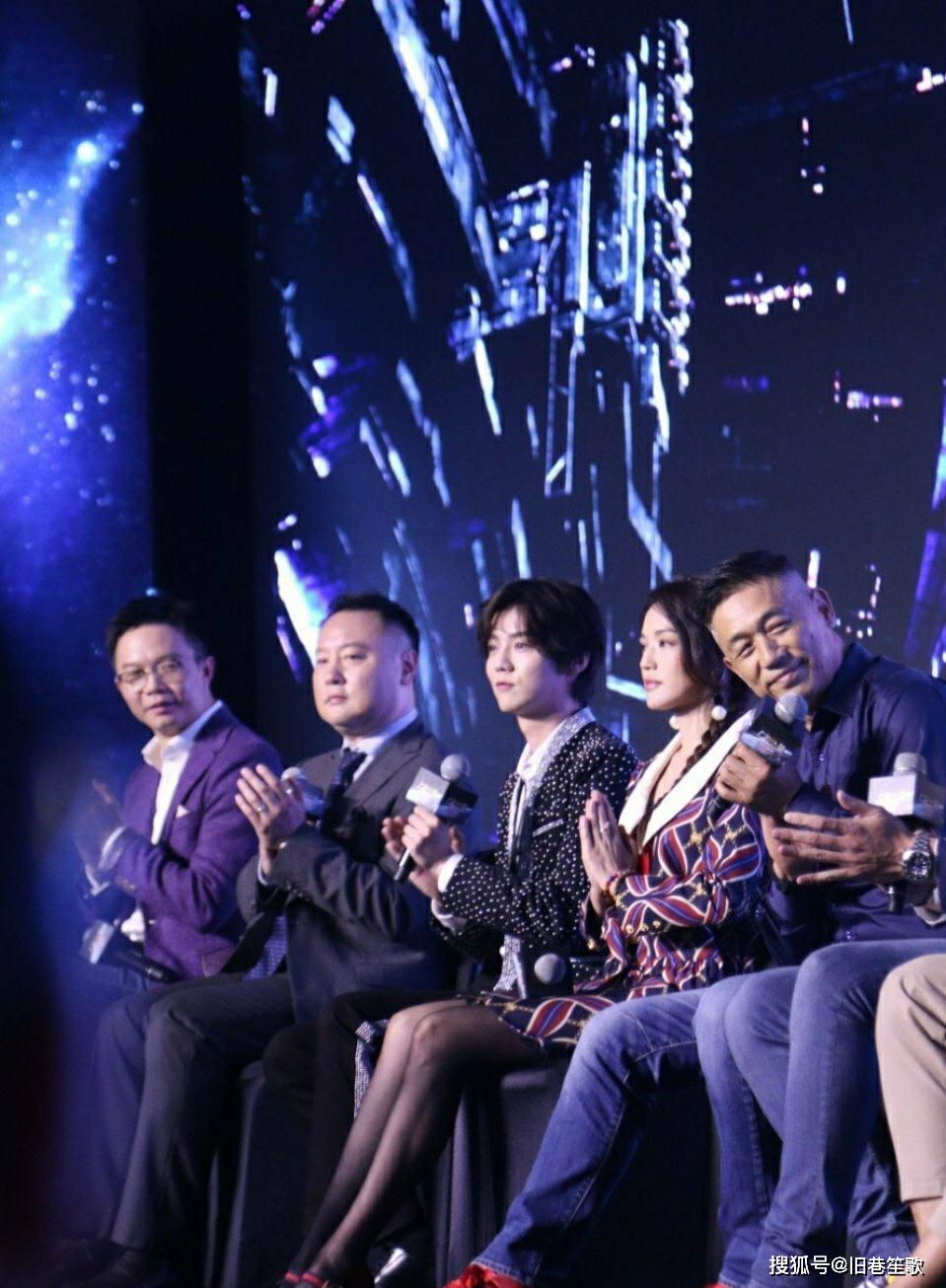 陈凯歌错位图吹头发,没想到何老师的错位图更尴尬