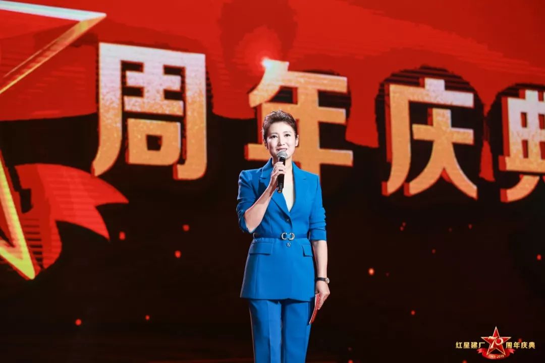    左右滑动查看图片 >>社会各界来宾,红星员工等八百余人欢聚一堂