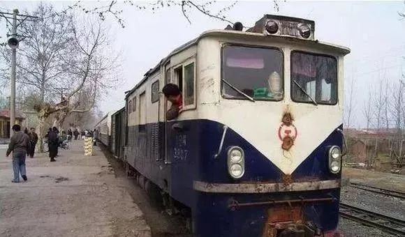 "许郸铁路",铁路轨距762毫米,由于它只相当于准轨铁路1435毫米的一半