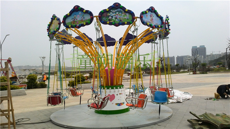 迷你小飞椅的吊臂下连着座椅,旋转小飞椅运转时游客犹如在空中飞翔