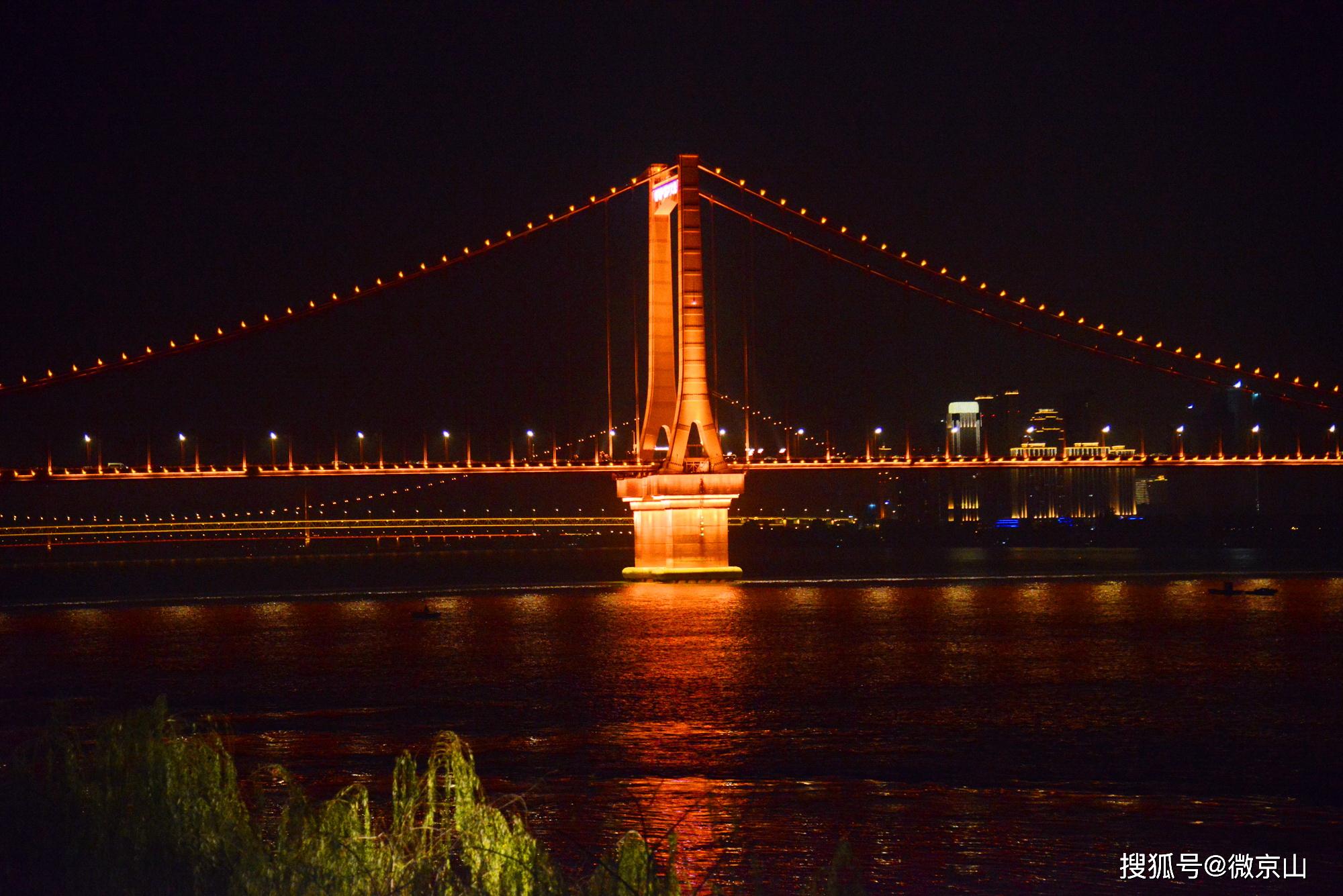我拍武汉长江大桥夜景灯光璀璨美轮美奂