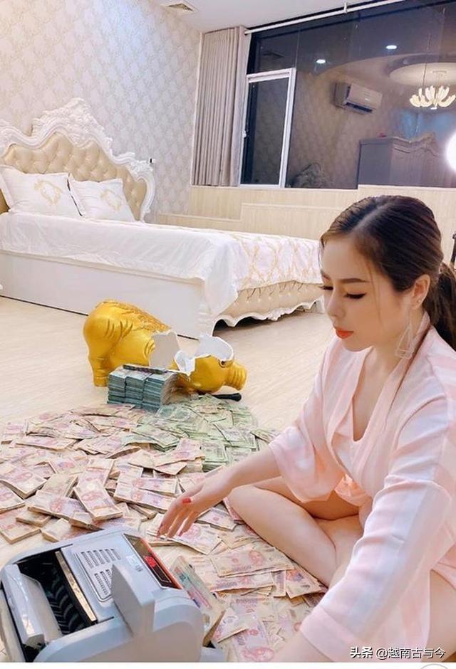 越南女子敲碎储蓄罐炫富网友质疑其耍花招女子回应称穷人思想