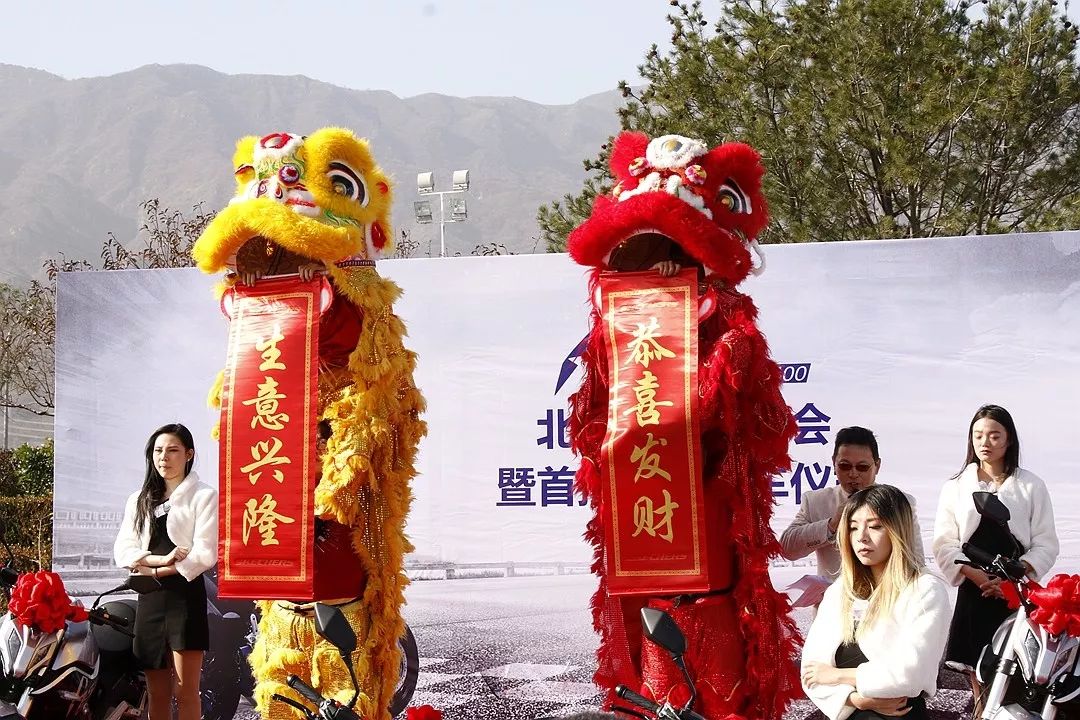 传统舞狮再次登场,拉起一副对联,恭祝北京京隆车行和奔达星罗asura400