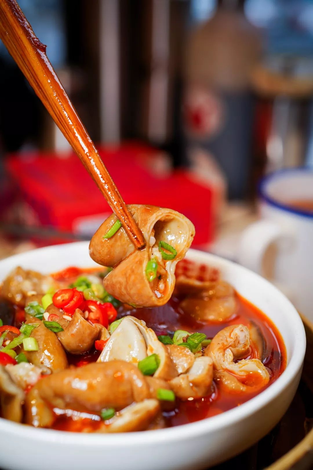 先端上来的一盘"手剪香菇肥肠",一道直接入口的热卤.