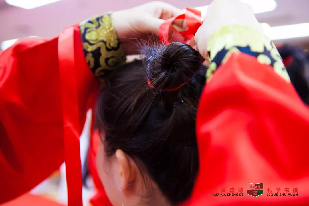 扎成一个结,形如两个羊角,故称"总角";总角礼通常在10岁成长礼上会行