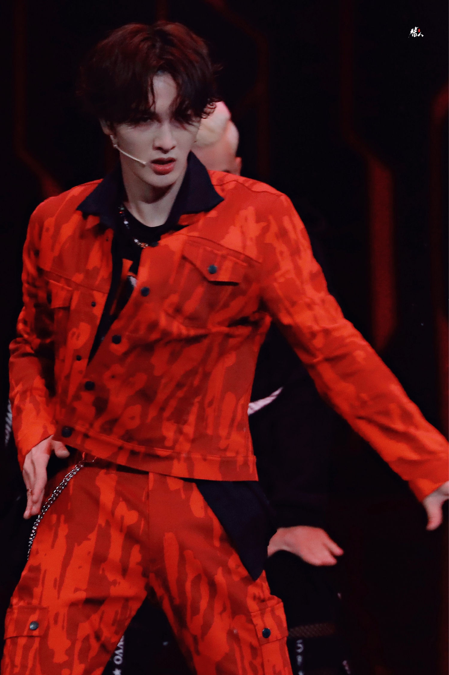 朱正廷双十一狂欢夜全程回顾 火焰红酷炫工装slay全场