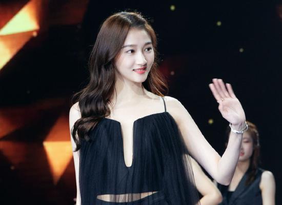 关晓彤和姐姐关晓丹颜值天壤之别一个是大明星一个卖拉面