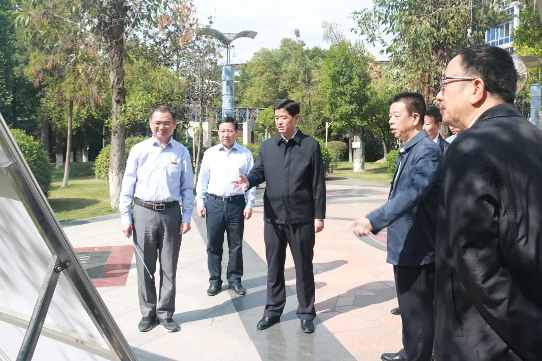 市长余红胜深入三明二中总校和三明八中分校调研总校制工作