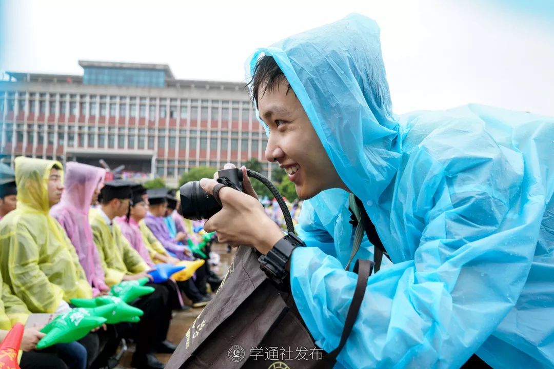 昨日记者节风里雨里节日里我们都在这里等着你