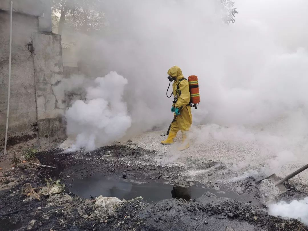 可怕载有31吨浓硫酸的槽罐车在富春江附近泄漏