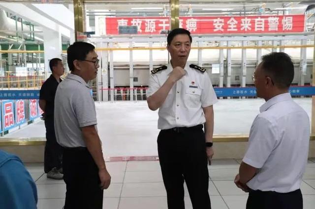 重庆海关关长 山巍(中)在重庆市黔江区进出口企业调研党的十九届四中