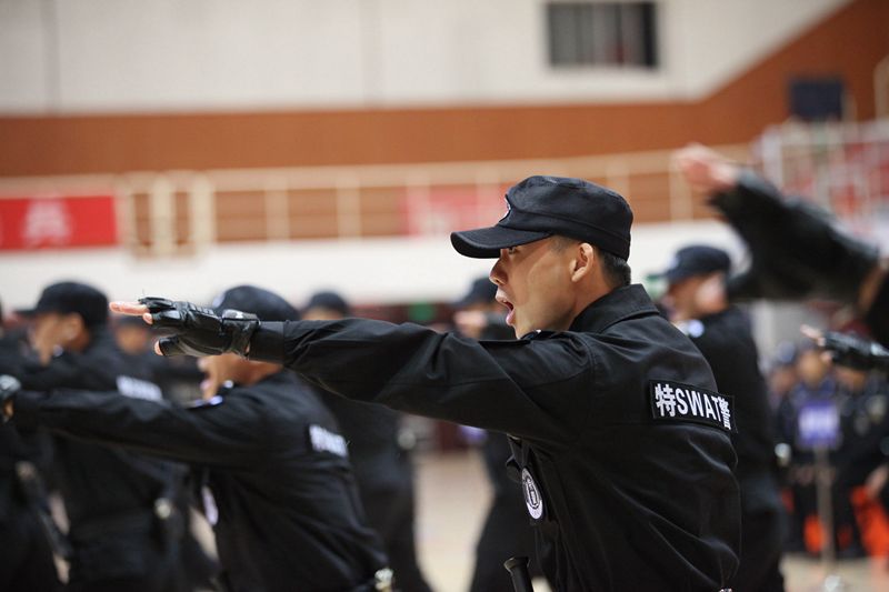 警察防控能力比武此项比武是模拟民警面对罪犯不服从管理,对抗执法