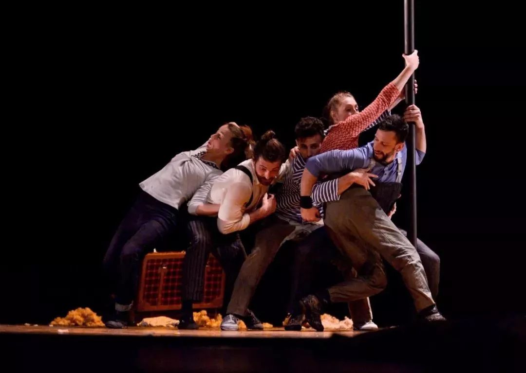 "三人四足"的游戏大家可能玩过,"四人三杆"呢?三根杆,四个人.