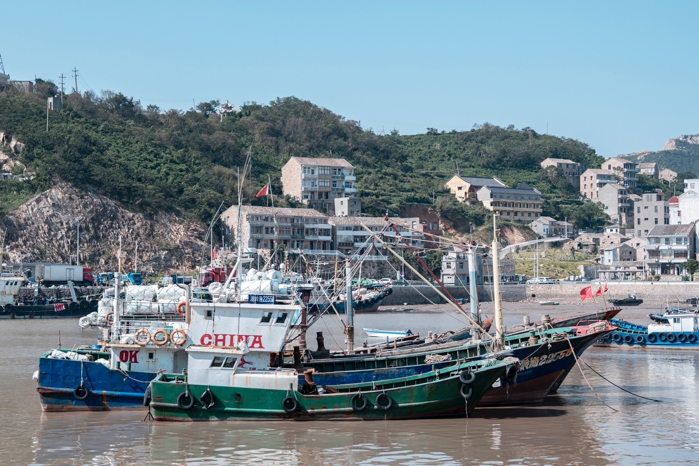 在浙江温岭的海边,可以体验包船出海捕鱼的乐趣_渔船