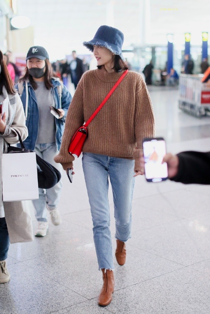 近日,久未现身的王鸥也是现身于机场,随着气温的不断下降,女神在造型