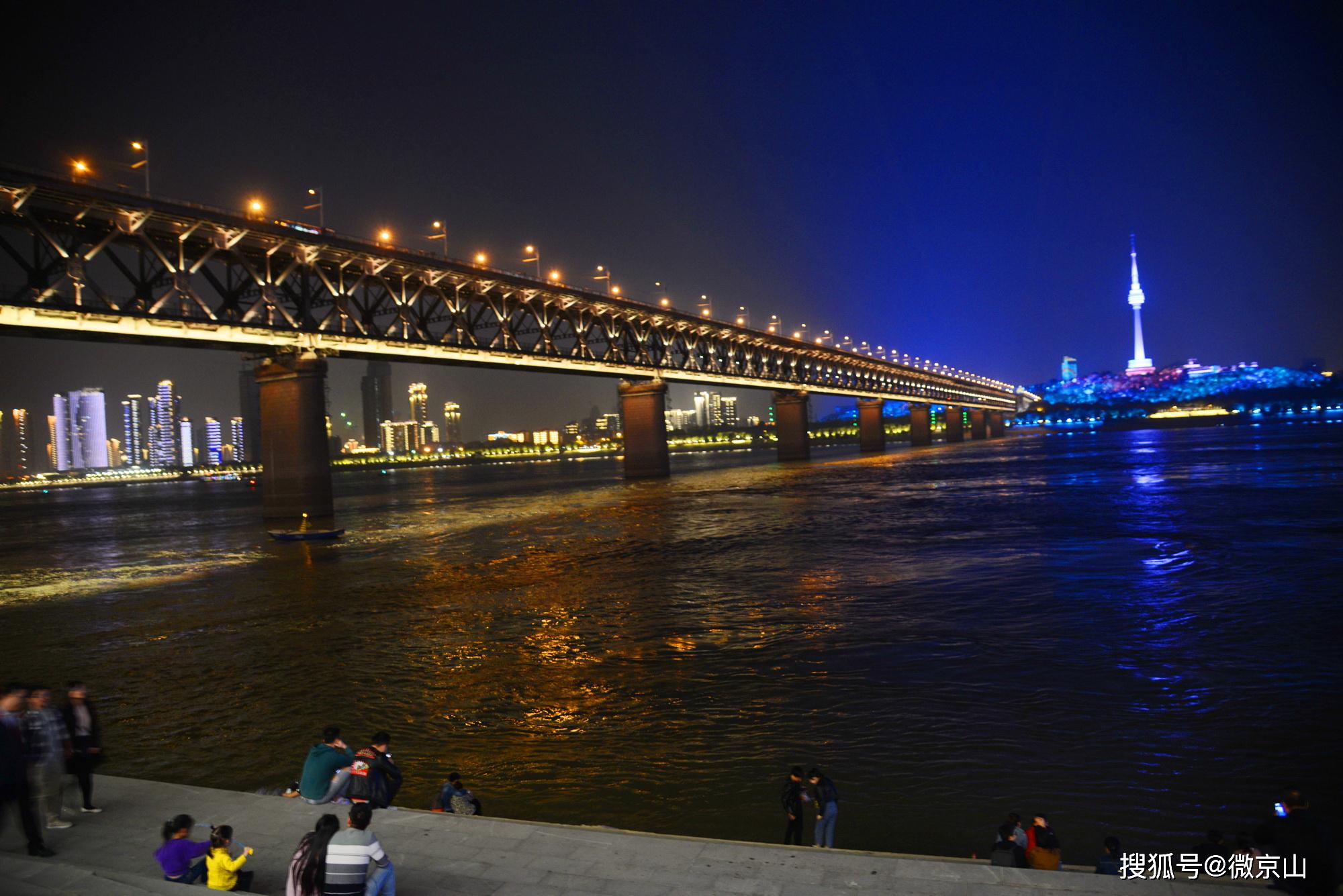 我拍武汉长江大桥夜景灯光璀璨美轮美奂