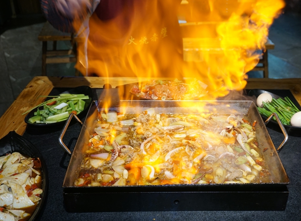 原创三国铁板烧火烧赤壁火烧出的重庆火锅猛火激发的铁板烧