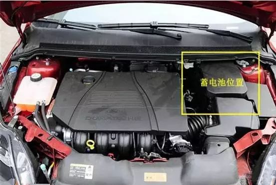 首先要将车辆保持熄火状态并断电,打开发动机舱盖并找到蓄电池的位置