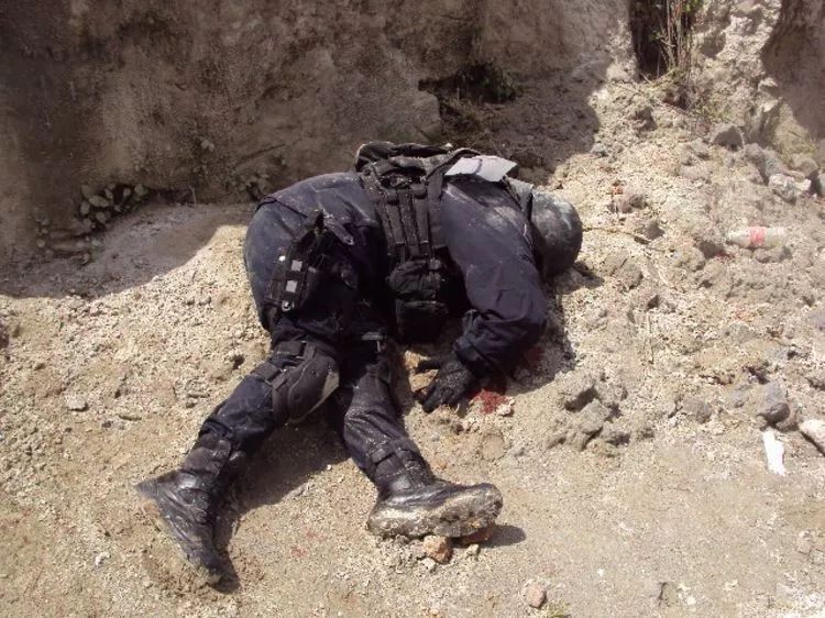 的一名墨西哥警官,在光天化日之下被150多发子弹击中身亡,不到一分钟