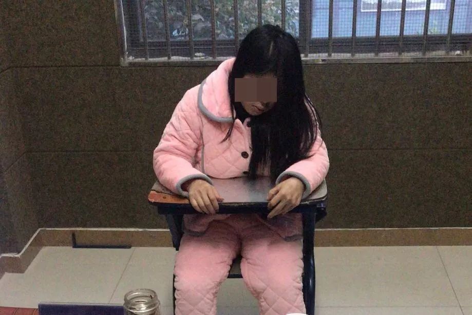 先后在长兴海兴路某宾馆,长安路某宾馆及长兴多地一举抓获卖淫女李霞