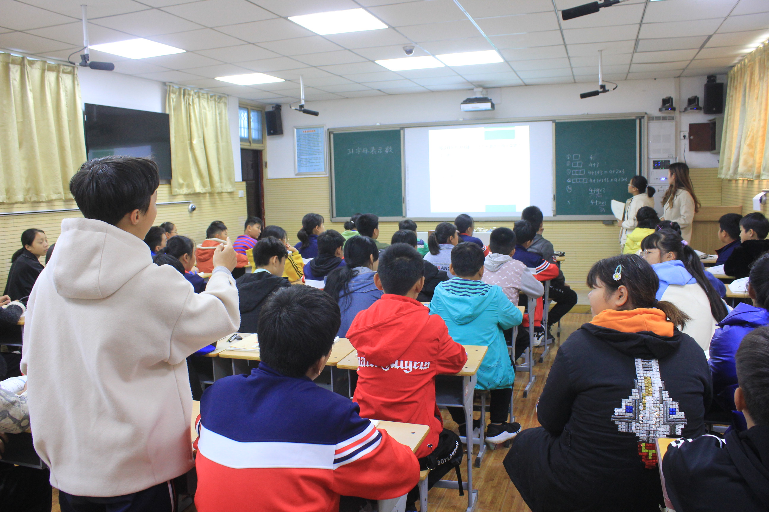 扬帆起航正当时青年教师展示课 2在自主课堂的教科研上,侯寨二中同样