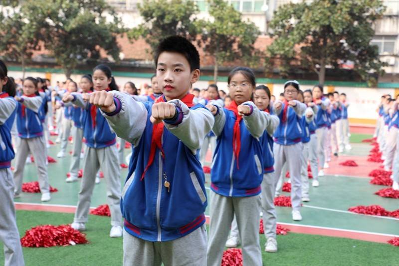 潢川縣逸夫小學隆重舉行第二屆雛鷹展翅武術操比賽