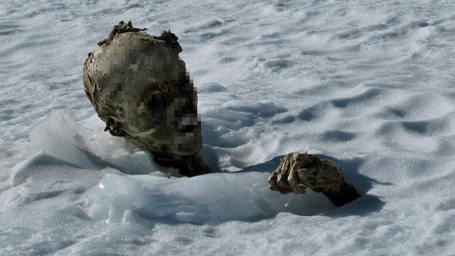 原创残酷雪山战争炮轰引发雪崩活埋上万士兵尸骨百年不腐成木乃伊