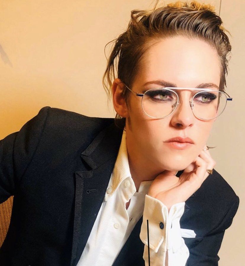 暮光之城女主"贝拉"深v出镜,绅士西装 烟熏妆,秒变霸道女总裁