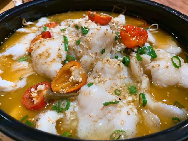 金汤龙利鱼这个颜色就挺诱人了,金灿灿的汤底里面是嫩滑的无刺的龙利