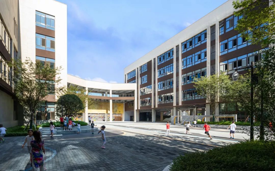设计之初融创·启诚巴蜀小学位于重庆渝北区,地块临近嘉陵江,地处悦来