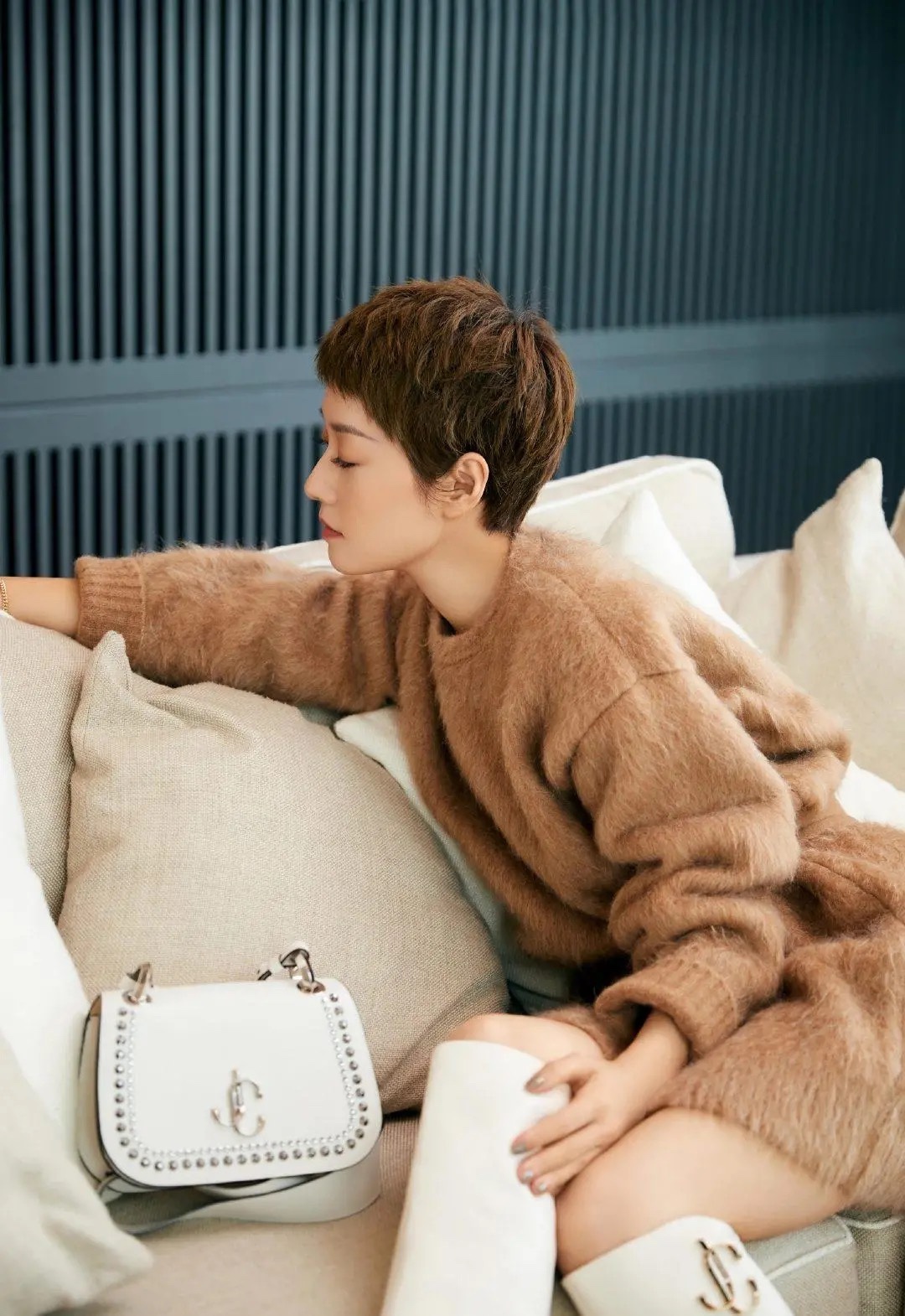 马伊琍离婚后越来越美了,毛衣配长靴细腿塞不满,状态回到小姑娘