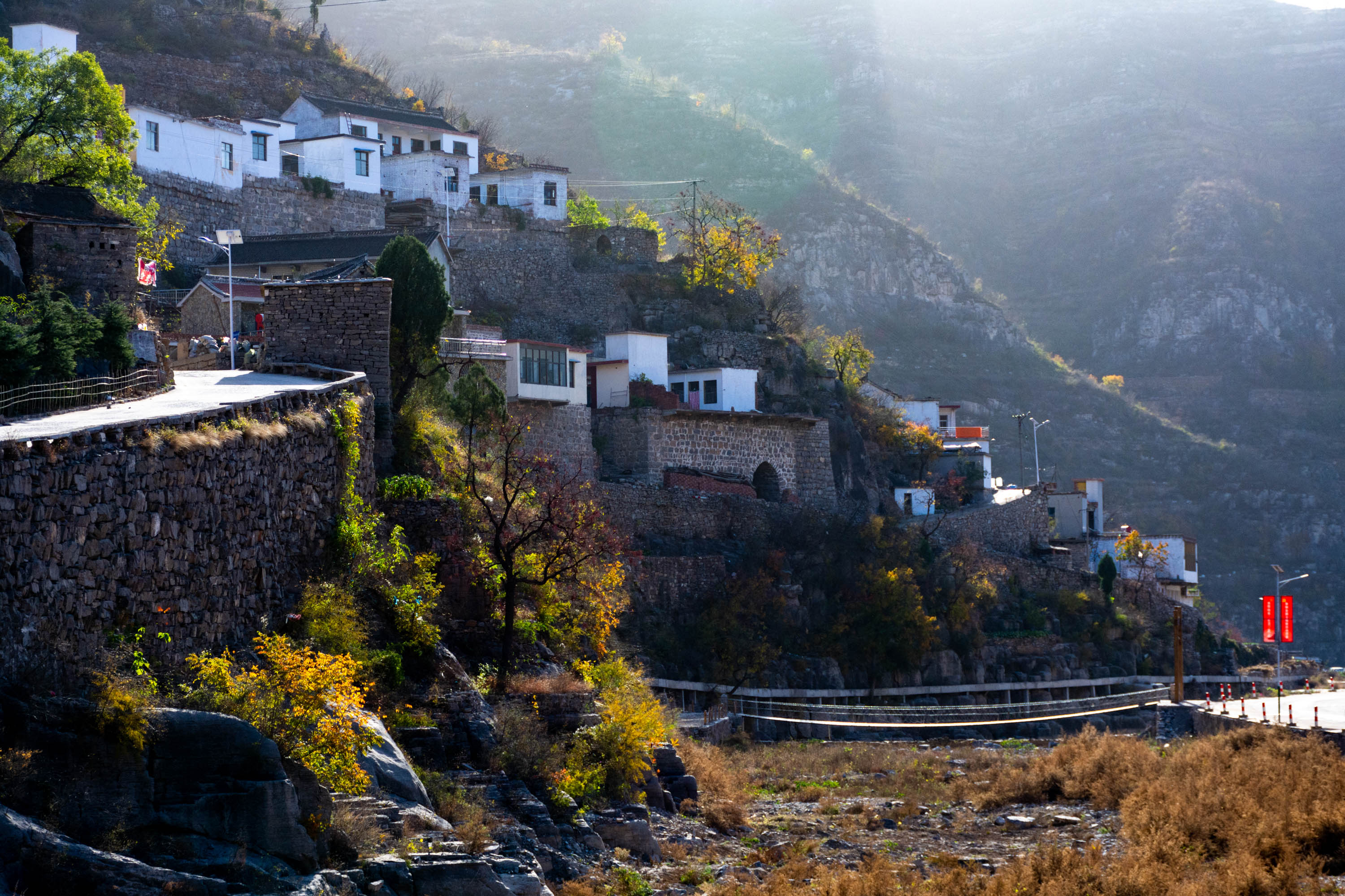 深藏太行山沟里的村庄像童话里的石头王国三百多人全姓张