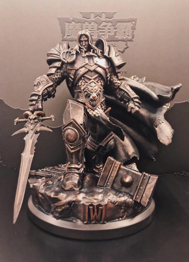 这款雕像采用了阿尔萨斯"命运转折点"的瞬间作为造型,圣骑士战锤被