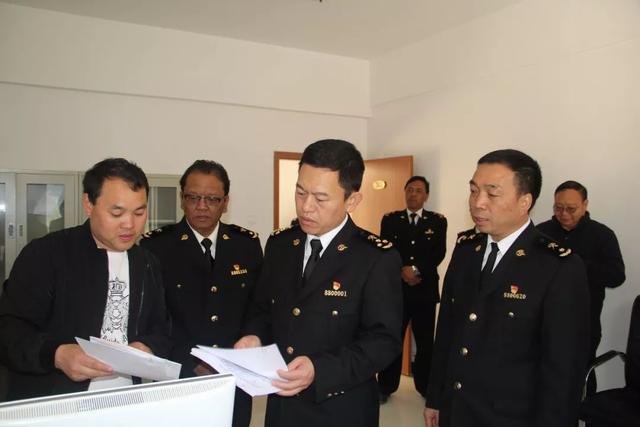 拉萨海关关长 刘大立(左三)在吉隆口岸走访进出口外贸企业倪岳峰署长